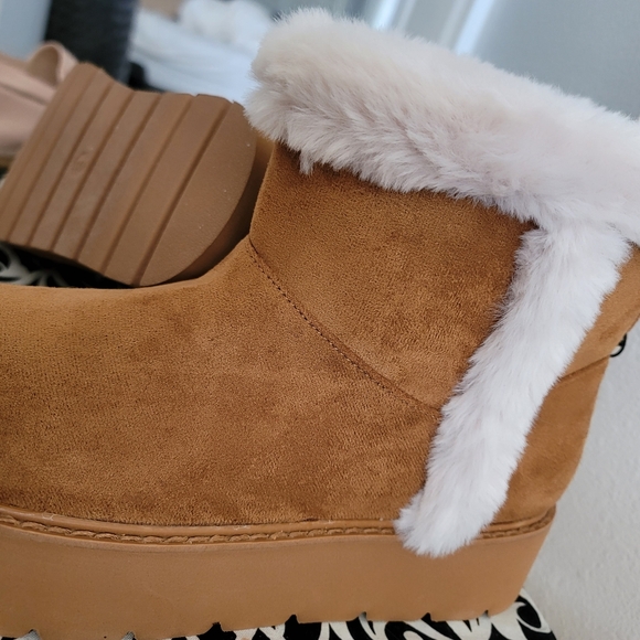 Fuzzy boots, never worn - Picture 5 of 5